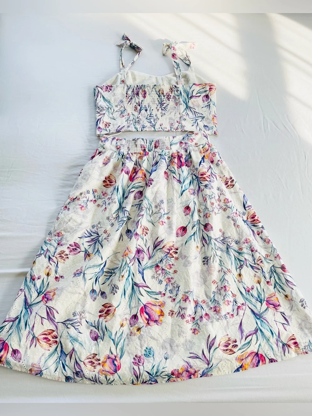 Like new Steve Madden 2 piece matching floral skirt + crop top set. Sz M/L.